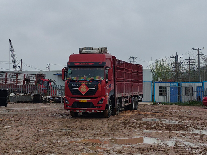 金用護欄2023年4月4日鋅鋼連廊欄桿裝車發貨！