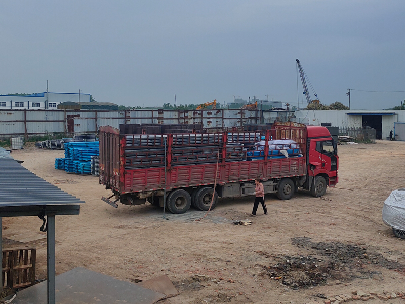 金用護(hù)欄2023年4月23日鋅鋼組裝式欄桿裝車發(fā)貨！