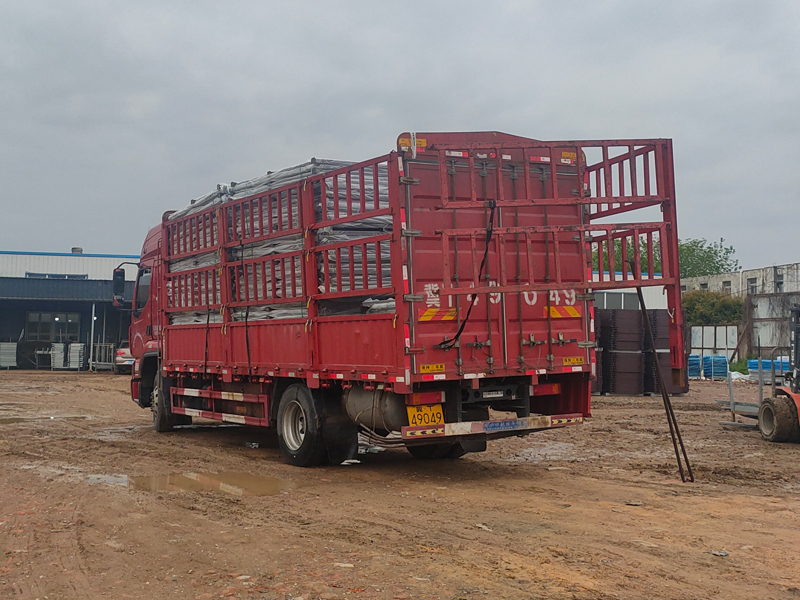 金用護欄2023年4月24日鋅鋼陽臺護欄裝車發貨！