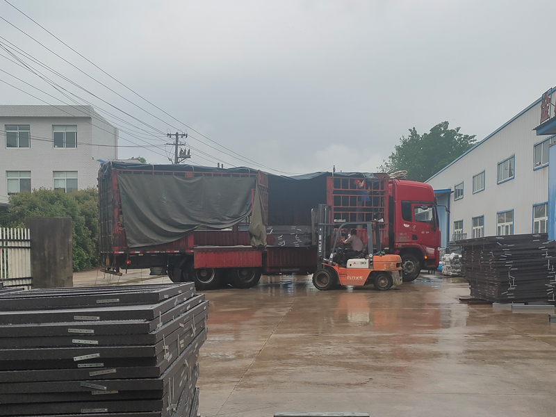 金用護(hù)欄2023年5月5日鋅鋼百葉窗裝車發(fā)貨！