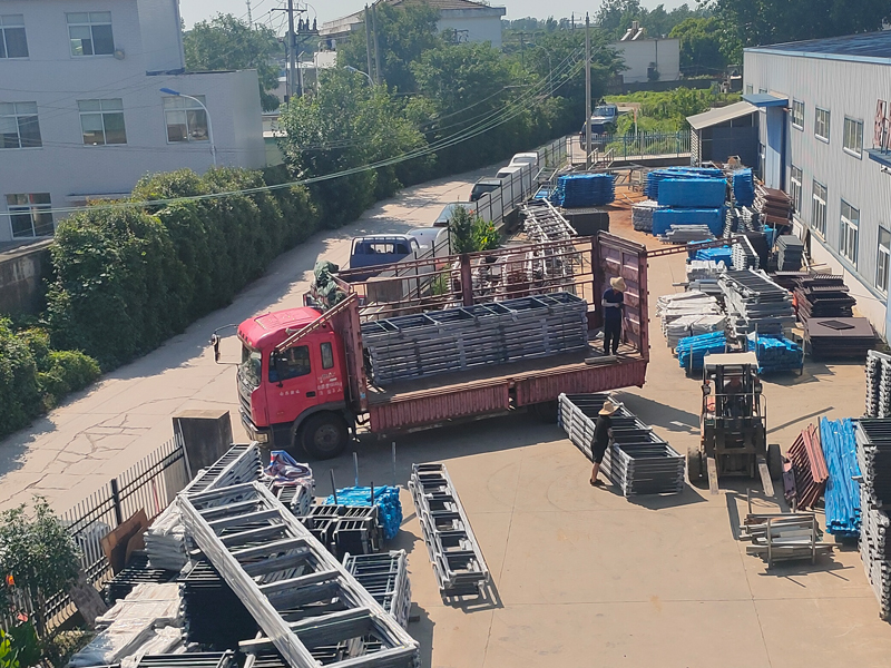 2023年7月5日鋅鋼玻璃護(hù)欄裝車發(fā)貨! 2023年7月5日鋅鋼玻璃護(hù)欄裝車發(fā)貨!