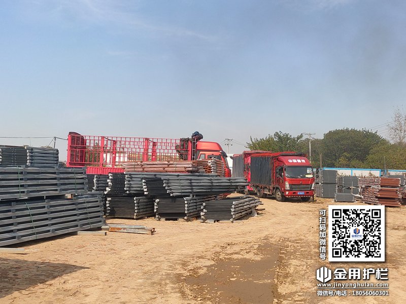 2023年11月8日鋅鋼連廊欄桿裝車(chē)發(fā)貨! 2023年11月8日鋅鋼連廊欄桿裝車(chē)發(fā)貨!
