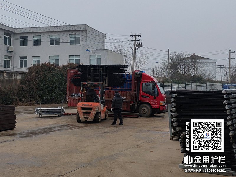 2024年1月4日鋅鋼圍墻護(hù)欄裝車發(fā)貨！