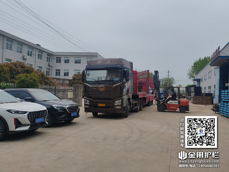 2024年4月10日鋅鋼陽(yáng)臺(tái)欄桿裝車(chē)發(fā)貨！