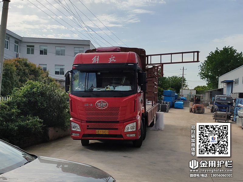 2024年4月24日鋅鋼護(hù)窗欄桿裝車發(fā)貨！