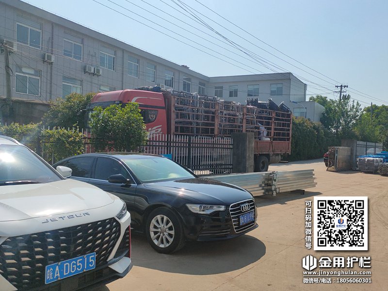 2024年5月7日鋅鋼空調(diào)護欄裝車發(fā)貨！