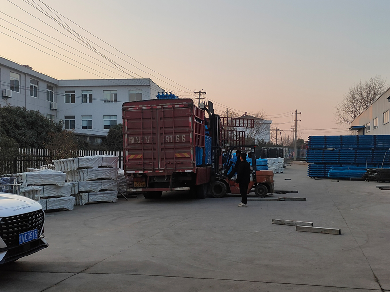 2025年1月4日鋅鋼陽(yáng)臺(tái)欄桿裝車發(fā)貨！